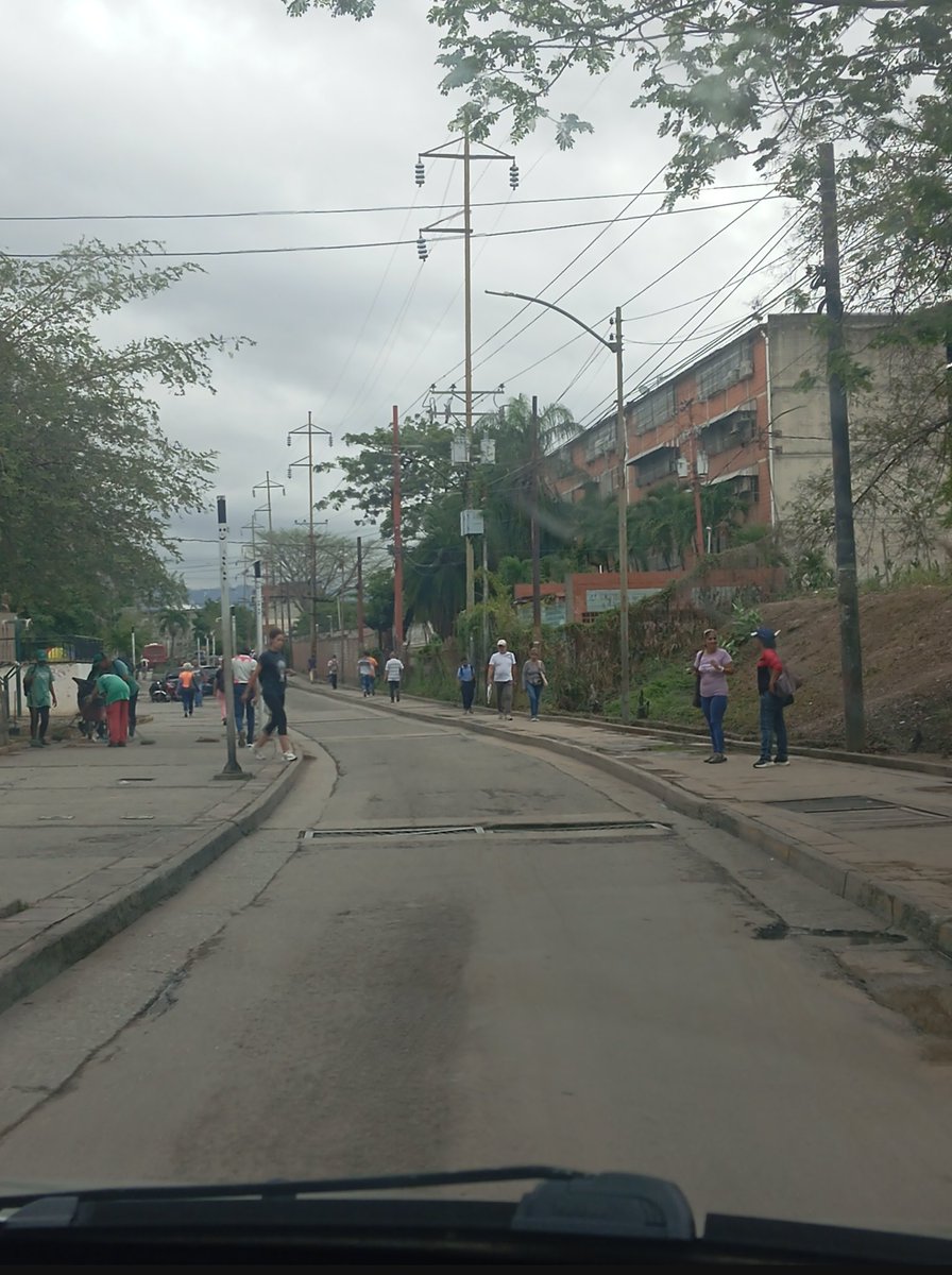chichiccs's tweet photo. También es importante que arreglen la pista que va desde el torreón hasta la esquina de la Escuela ambrosio plaza, hay muchos huecos. Los carros, transporte público y pasajeros sufriendo cada vez que pasamos por aquí. https://t.co/fmhQwgV3sY