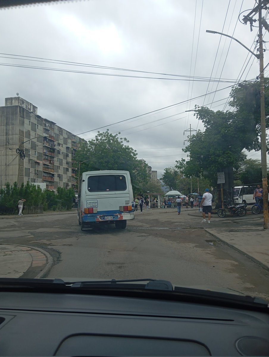 chichiccs's tweet photo. También es importante que arreglen la pista que va desde el torreón hasta la esquina de la Escuela ambrosio plaza, hay muchos huecos. Los carros, transporte público y pasajeros sufriendo cada vez que pasamos por aquí. https://t.co/fmhQwgV3sY