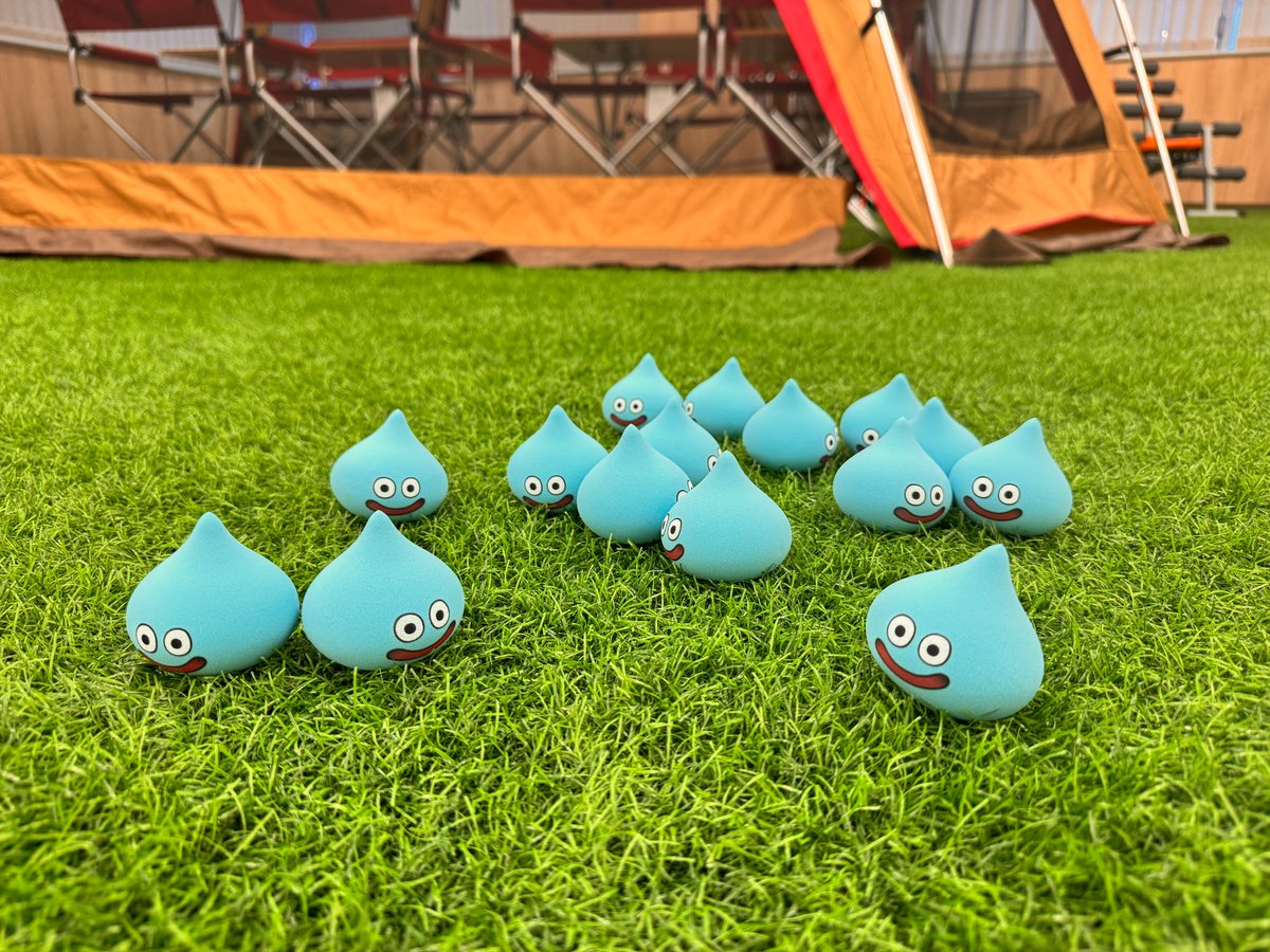 kai_corporation's tweet photo. ＼ドラゴンクエスト×貝印がコラボ！／
スライムとはぐれメタルを仲間にして毎日のメイクがまるで冒険の準備に！

スライムの形をした「3Dパフ（3種）」とはぐれメタルとコラボした大人気「ファンデーションが染みこみにくいパフ」が新発売💄

►買いにいく
   メイクをする
   にげる
#DQ40th @DQ_PR https://t.co/uNPgKsWjZN