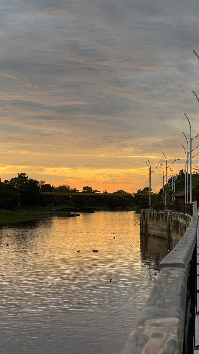 Gardellllll's tweet photo. El cielo de Sucre no necesita filtros cuando el atardecer decide hablar por sí solo. 🌅✨
Colores que abrazan el alma y un paisaje que recuerda lo bonito de nuestra tierra.
📍Sucre — donde cada tarde parece una pintura. https://t.co/h52oyEuJhd