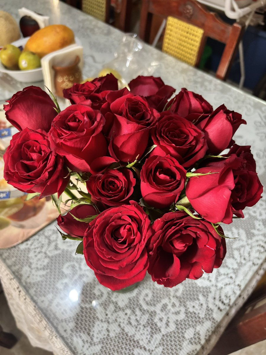 Anali_Rivera's tweet photo. Me dieron rosas sin ser un día especial 🫶🏻🧡 https://t.co/sy3hUhA2UF
