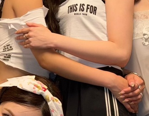 vampsahyo's tweet photo. this hand placement is making me crazy, especially jihyo's arms completely wrapped around sana's waist >.< https://t.co/6DoUedXfe9