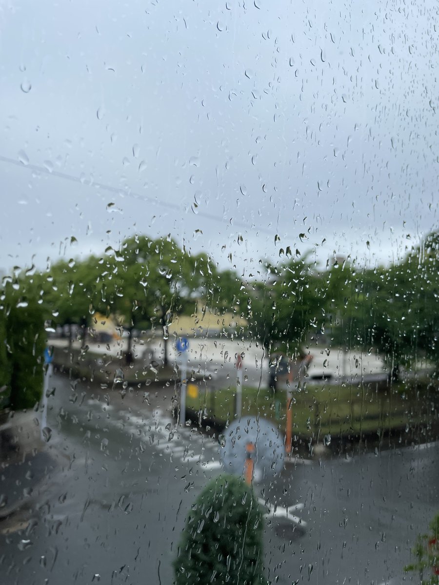 cds_corheart's tweet photo. おはようございます☺
福岡市は雨
雨は止んだと思っていたら、出勤途中で降りだした☔
ズボンがずぶ濡れだ…😢悲しい
水分補給お忘れなく
#企業公になるとか式が地元の天気を言い合う 
#イマソラ 
#企業公式梅雨のフォロー祭り https://t.co/3t4O7uiRCa