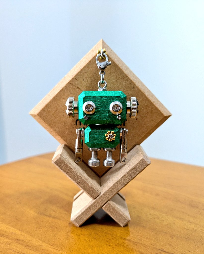 mito craftさん( @mitocraftdiy )の緑のロボットくんを購入させて頂き