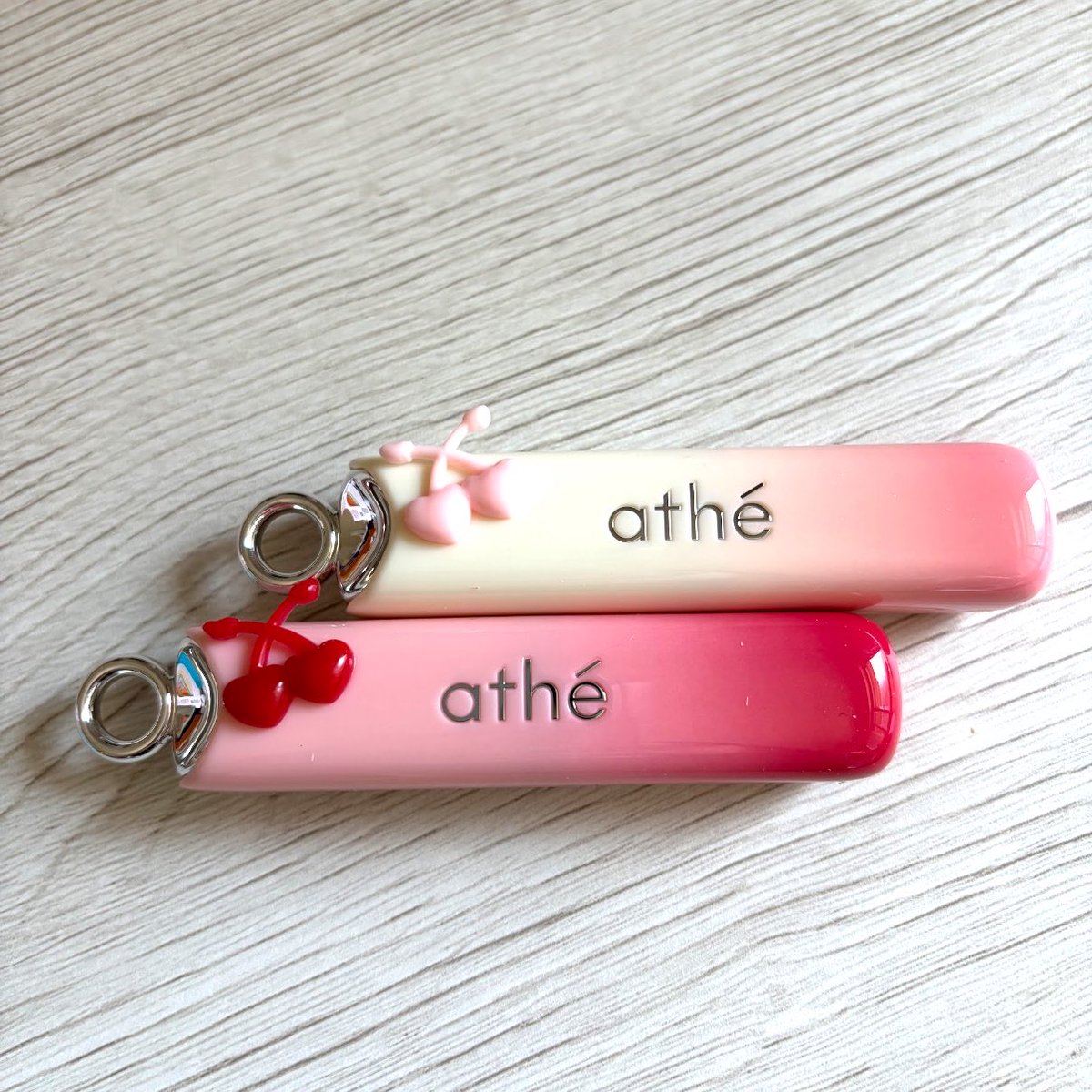 zenbmuzui's tweet photo. PR
Qoo10で発売日に特別価格・数量限定で販売予定です🫧
athéのリップグローイバーム、なめらかにとろける塗り心地が最高🤍
2〜3回重ねると、オイルのツヤが浮き上がるみたいにぷるんとして発色も強すぎず使いやすい◎
限定パッケージもどタイプすぎた😮‍💨😮‍💨 https://t.co/qgCIMD7jWB