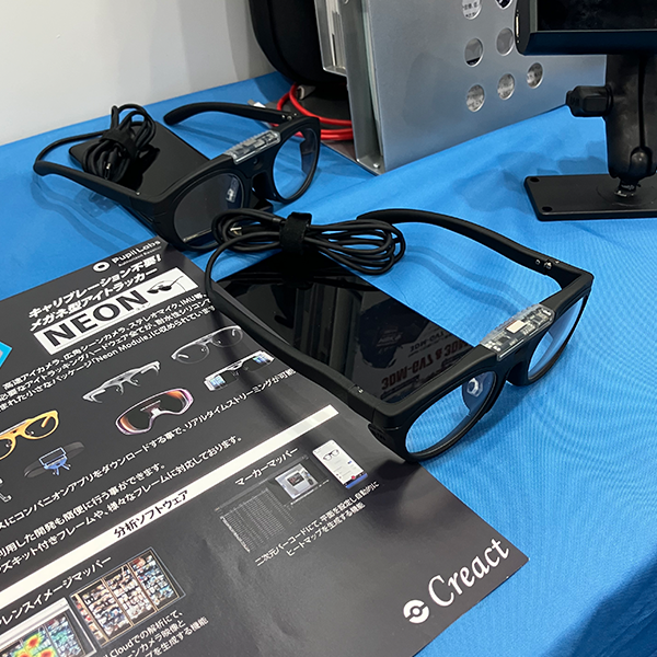 Creact_Corp's tweet photo. キャリブレーション不要のアイトラッカー「NEON」はメガネをかけた瞬間から視線計測可能です！「NEON」でお使い頂ける認知状態分析ソフト「SOMA」もご紹介しております！
#人とくるまのテクノロジー展
#アイトラッカー
#SOMA https://t.co/odMHwyVZXn