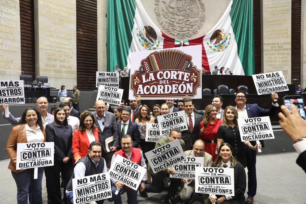 Isa_Uribe's tweet photo. Con acordeón 🪗 en mano, el coordinador del PRI @rubenmoreiravdz 

👉Presenta MOCIÓN SUSPENSIVA para frenar el debate del dictamen. 

📌Critica la rapidez con que se subió al Pleno.

📌Cuestiona la revocación de mandato concurrente. 

📌 Y el modelo centralista. Llama a resolver la injerencia del crimen organizado en elecciones.

Rechazan la Moción y continúa el debate…