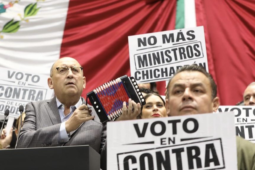 Isa_Uribe's tweet photo. Con acordeón 🪗 en mano, el coordinador del PRI @rubenmoreiravdz 

👉Presenta MOCIÓN SUSPENSIVA para frenar el debate del dictamen. 

📌Critica la rapidez con que se subió al Pleno.

📌Cuestiona la revocación de mandato concurrente. 

📌 Y el modelo centralista. Llama a resolver la injerencia del crimen organizado en elecciones.

Rechazan la Moción y continúa el debate…