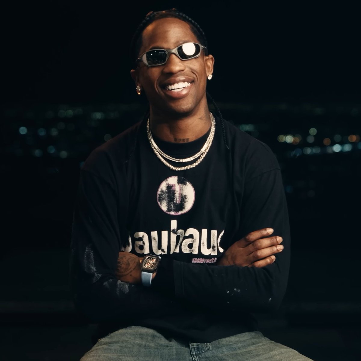 Kurrco's tweet photo. Travis Scott’s phone wallpaper is Lauryn Hill holding 5 GRAMMYs 

He says he won’t change it until he brings a GRAMMY home himself 👀

“Wont change it till we bring it to the crib. . We locked 🔥” https://t.co/3RYf8Yv4rs