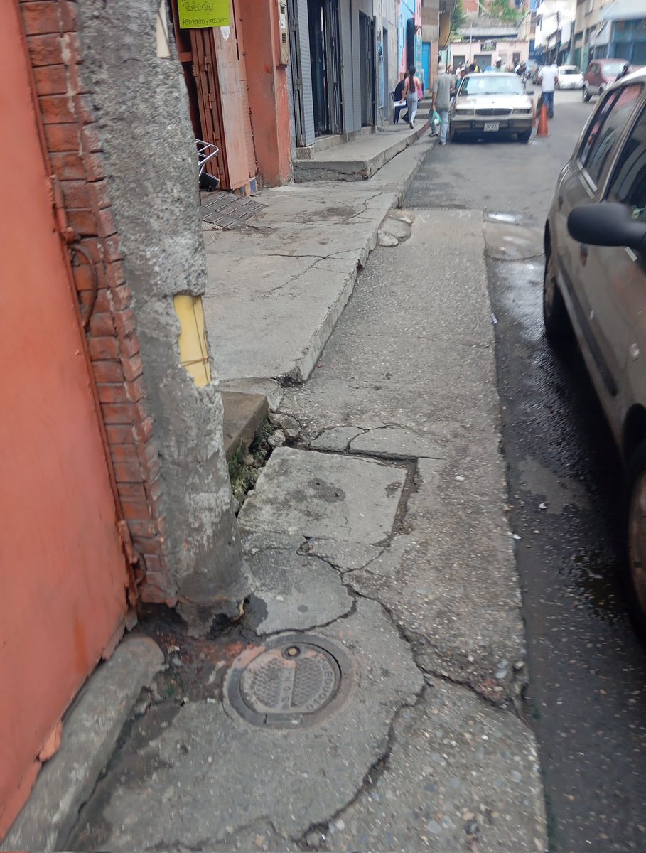 chichiccs's tweet photo. La alcantarilla también se deben arreglar, para tener una guarenas Bonita. https://t.co/gVckqd3tfp