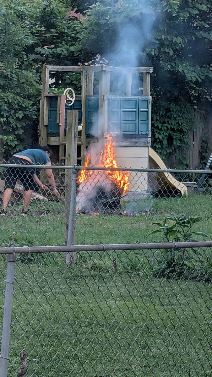 Sdowning4KC's tweet photo. @CityofShawneeKS perfect time to burn a bunch of leafs and let you yard catch on fire. https://t.co/x26HoHuOqR