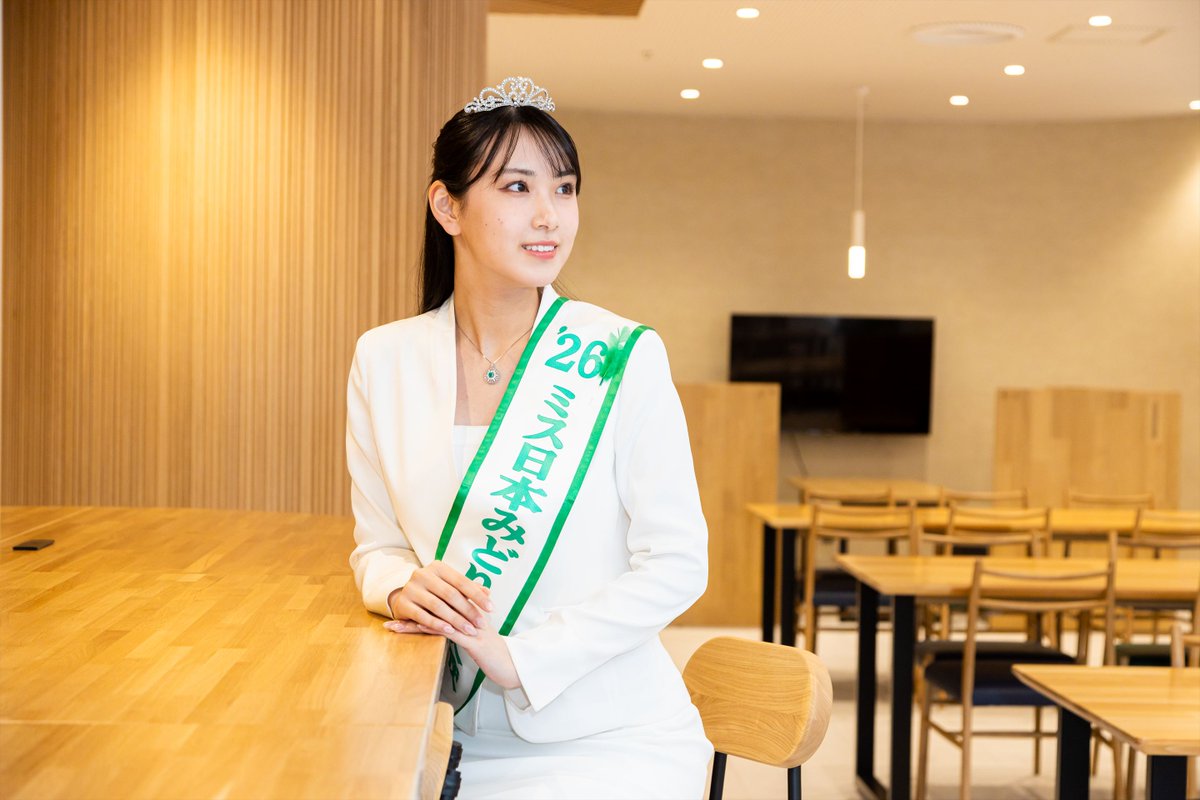 miss_nippon's tweet photo. 4月末に、FSC認証に注力する宮城県登米市を伺いました🌿
リニューアルされた宮城県庁食堂には、厳格な認証をクリアした登米市産のケヤキやクリ等のテーブルや椅子などが納品されており、そのPR撮影を行いました。
当日は、登米市市長の熊谷康信様と共に、県庁食堂を見学させていただき、対談、緑の羽付けをさせていただきました。
専門的な基準をクリアした木材が、日常の「食の場」に豊かな温もりを与えている光景は、一消費者である私にとって驚きで、難しいお話だけでなく、こうした身近な「心地よさ」の体感こそが、一般の方と森を繋ぐのだと実感しました。

この素晴らしい取り組みがさらに多くの方に伝わり、身近なところから豊かな森を守る輪が広がっていくことを願っております✨登米市の皆様、貴重な機会を本当にありがとうございました！

 #宮城県登米市
 #熊谷康信　様
 #fsc認証
 #みどりの募金