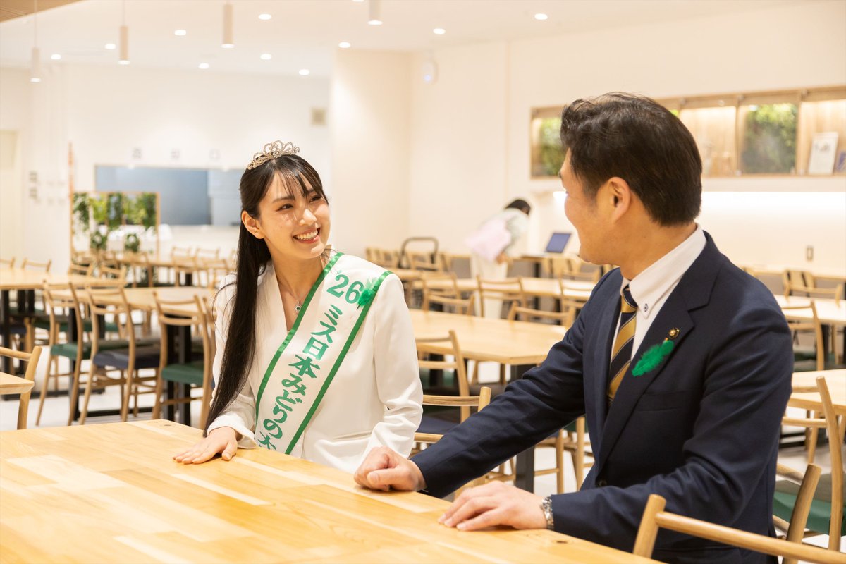 miss_nippon's tweet photo. 4月末に、FSC認証に注力する宮城県登米市を伺いました🌿
リニューアルされた宮城県庁食堂には、厳格な認証をクリアした登米市産のケヤキやクリ等のテーブルや椅子などが納品されており、そのPR撮影を行いました。
当日は、登米市市長の熊谷康信様と共に、県庁食堂を見学させていただき、対談、緑の羽付けをさせていただきました。
専門的な基準をクリアした木材が、日常の「食の場」に豊かな温もりを与えている光景は、一消費者である私にとって驚きで、難しいお話だけでなく、こうした身近な「心地よさ」の体感こそが、一般の方と森を繋ぐのだと実感しました。

この素晴らしい取り組みがさらに多くの方に伝わり、身近なところから豊かな森を守る輪が広がっていくことを願っております✨登米市の皆様、貴重な機会を本当にありがとうございました！

 #宮城県登米市
 #熊谷康信　様
 #fsc認証
 #みどりの募金