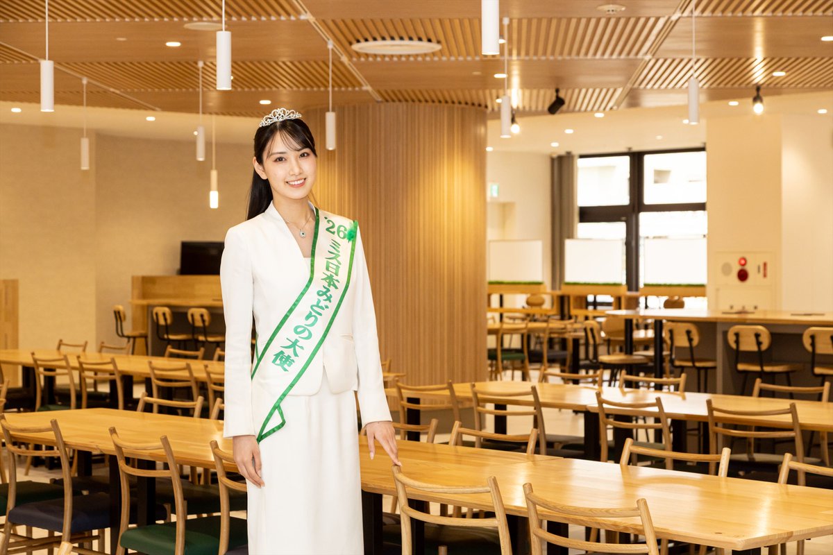 miss_nippon's tweet photo. 4月末に、FSC認証に注力する宮城県登米市を伺いました🌿
リニューアルされた宮城県庁食堂には、厳格な認証をクリアした登米市産のケヤキやクリ等のテーブルや椅子などが納品されており、そのPR撮影を行いました。
当日は、登米市市長の熊谷康信様と共に、県庁食堂を見学させていただき、対談、緑の羽付けをさせていただきました。
専門的な基準をクリアした木材が、日常の「食の場」に豊かな温もりを与えている光景は、一消費者である私にとって驚きで、難しいお話だけでなく、こうした身近な「心地よさ」の体感こそが、一般の方と森を繋ぐのだと実感しました。

この素晴らしい取り組みがさらに多くの方に伝わり、身近なところから豊かな森を守る輪が広がっていくことを願っております✨登米市の皆様、貴重な機会を本当にありがとうございました！

 #宮城県登米市
 #熊谷康信　様
 #fsc認証
 #みどりの募金