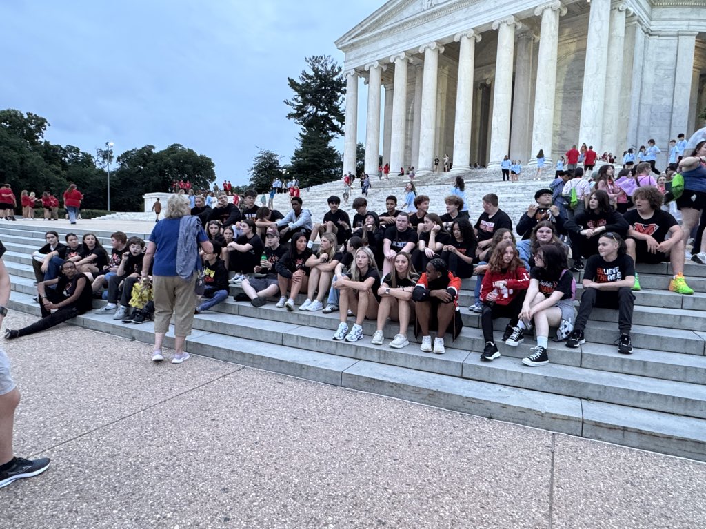 ksamples14's tweet photo. Bus #2 Jefferson Memorial @MVMiddle https://t.co/B198OQ39Uw