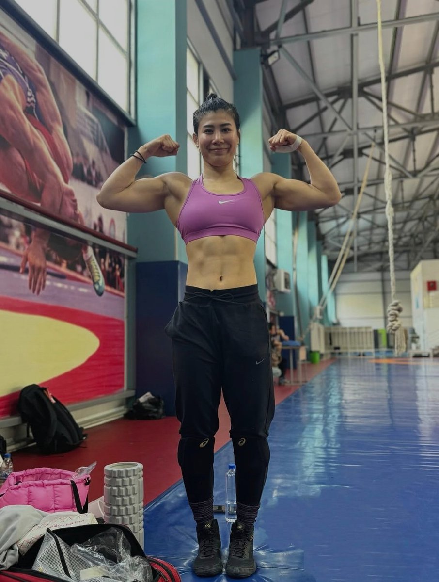 HeartDare2's tweet photo. Wanna cum on her big biceps 🥰🥰🥰🥰🥰😍😍😍😍😍😍 https://t.co/bSZsf7swJs