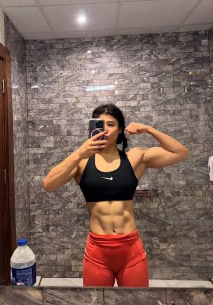 HeartDare2's tweet photo. Wanna cum on her big biceps 🥰🥰🥰🥰🥰😍😍😍😍😍😍 https://t.co/bSZsf7swJs