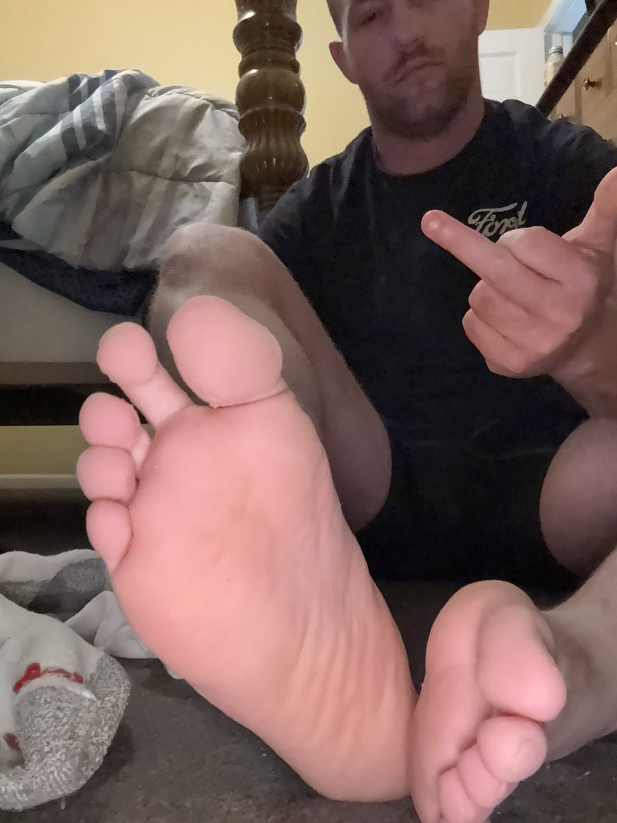 masterhunter225's tweet photo. Feet are so sweaty now get to it https://t.co/pDBTYIG8Ws