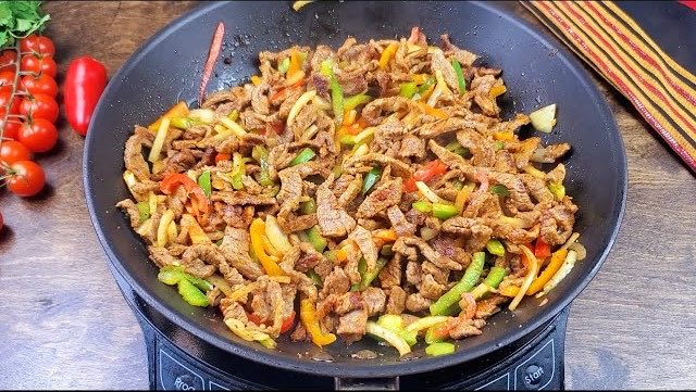 drmhalotaibi's tweet photo. باب ما جاء في المقلقل 🥘

استحب الفقهاء أن يأكل المضحي من كبد الأضحية؛ لعلتين:
١- أن الكبد أخف على المعدة من اللحم.
٢- تشبها بأهل ال��نة الذين يأكلون من زيادة كبد الحوت، وتفاؤلا بأن يكون من أهلها.

واستدلوا لذلك بما رواه البيهقي في «السنن الكبرى»: أن النبي ﷺ كان في الأضحى لا يأكل حتى يرجع [أي من صلاة العيد]، وكان إذا رجع أكل من كبد أضحيته.

قال الزهري: "من السنة أن يأكل أولًا من الكبد".
وروي عن علي أنه ذبح أضحيته؛ فشوى كبدها، وتصدق بسائرها.