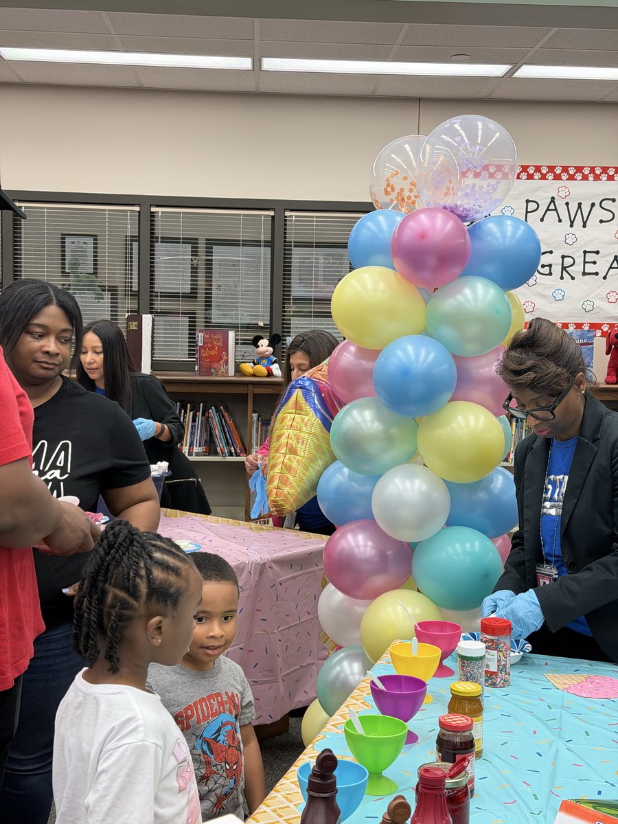 HREMustangs's tweet photo. Meet, Greet &amp; Something Sweet! 🍧
Future Mustangs and families joined us at HRE for a sweet evening of connection, meeting our principal, touring the campus, and getting ready to become our newest Mustangs next year! #HREPROUD #NEWHREMUSTANG https://t.co/1uu6AYCfQq