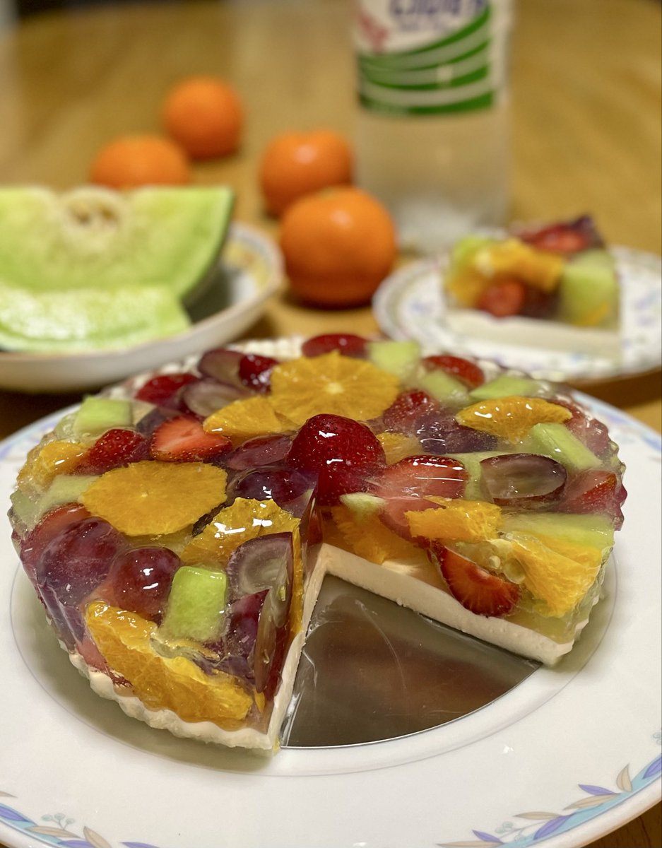 8885656k's tweet photo. サイダーで作ったゼリーケーキ🍊
よぉく見ると泡がゼリーに閉じ込められてるの🫧楽しい~😃♪
今年の梅雨入りは遅れる予想だけど
梅雨っぽいお天気続いてますね😶ﾑｼﾑｼ
エアコンつけて体調に気をつけて
今週もよろしくお願いします🥰
＃ベルマークついてた 
＃スイーツ好きと繋がりたい https://t.co/SjrIA91UR3