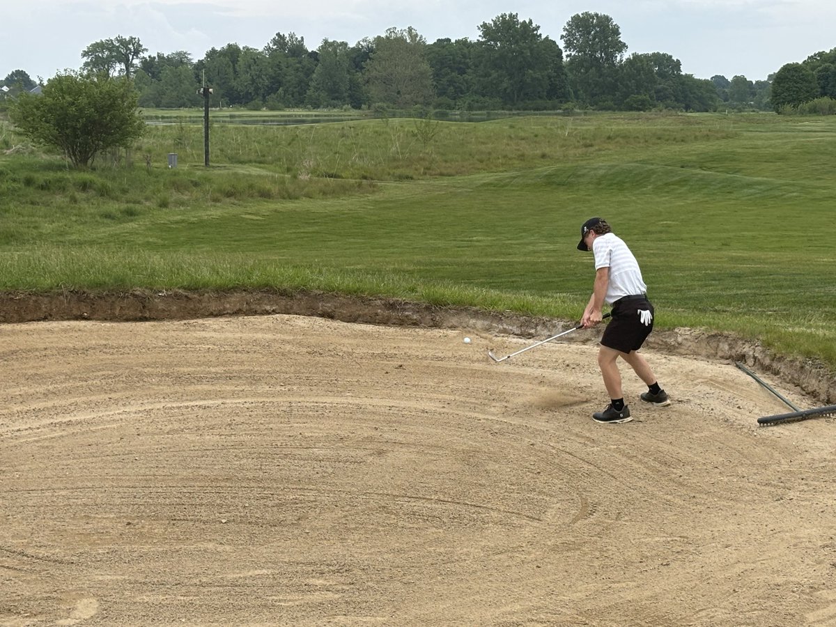 fbcoachjmayo's tweet photo. So proud of the boys tonight!!
@avonhsgolf Freshman Drew McCarthy and Mooresville’s Max Cooper tied for Medalist at 40.
Orioles with a narrow win 166 to 172.
Appreciate the hospitality by @MHSBeMOORE 

@OrioleAthletics 
Compete. Respect. Love. https://t.co/Msfax6eLP2
