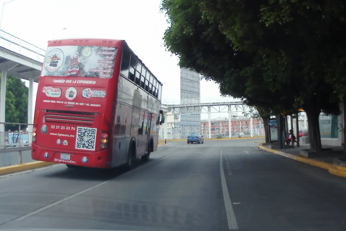 Miklos2010's tweet photo. @ImagenTVPuebla no se como pueden circular estos turibus ya casi se va de lado, es un peligro. https://t.co/yWGqd2qen0
