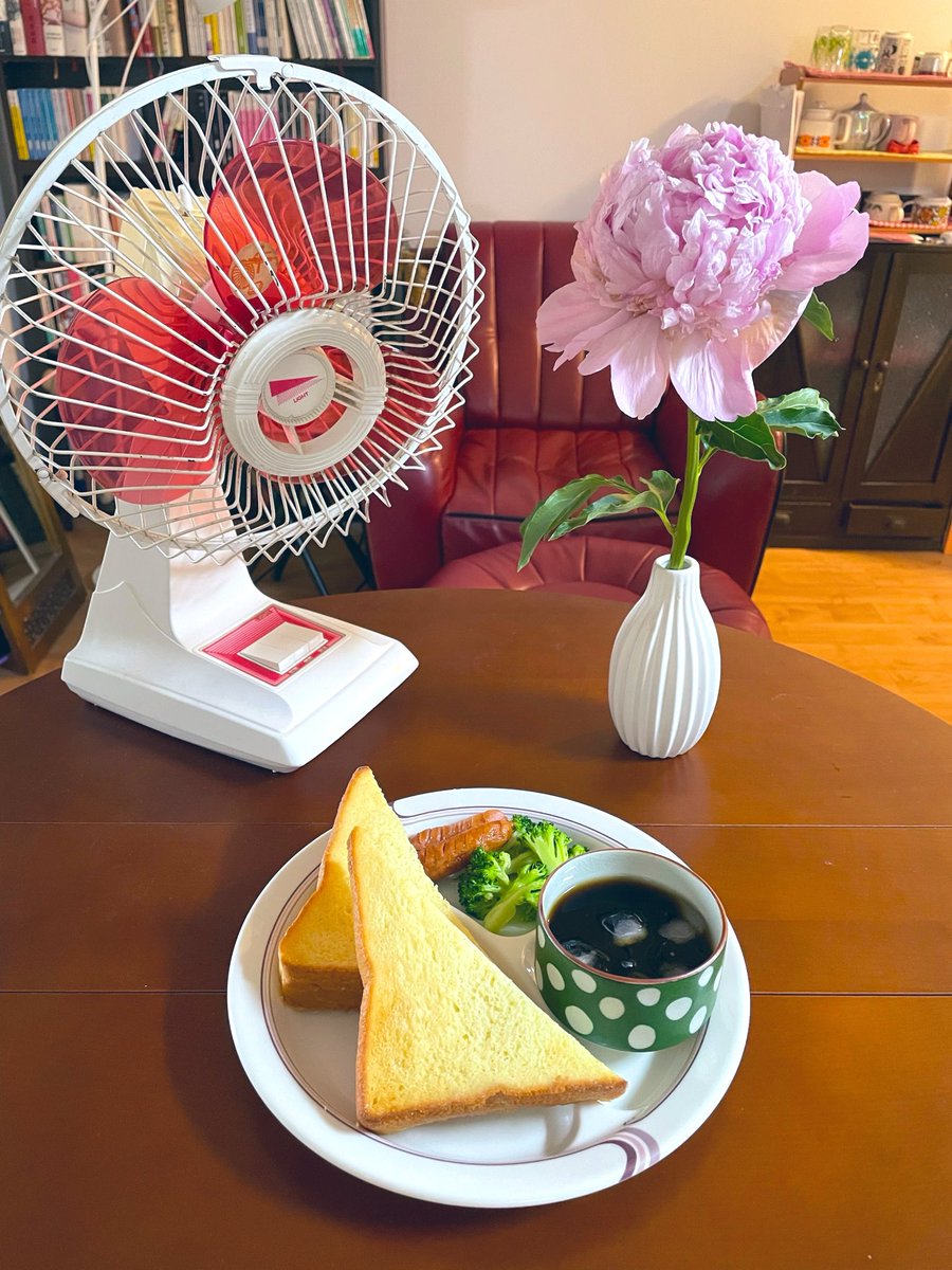 warabisco's tweet photo. 雨でアルバイトおやすみになったのでおうちモーニングごっこ☕️

せんぷうきも出しました。 https://t.co/fkYBl6cjYe