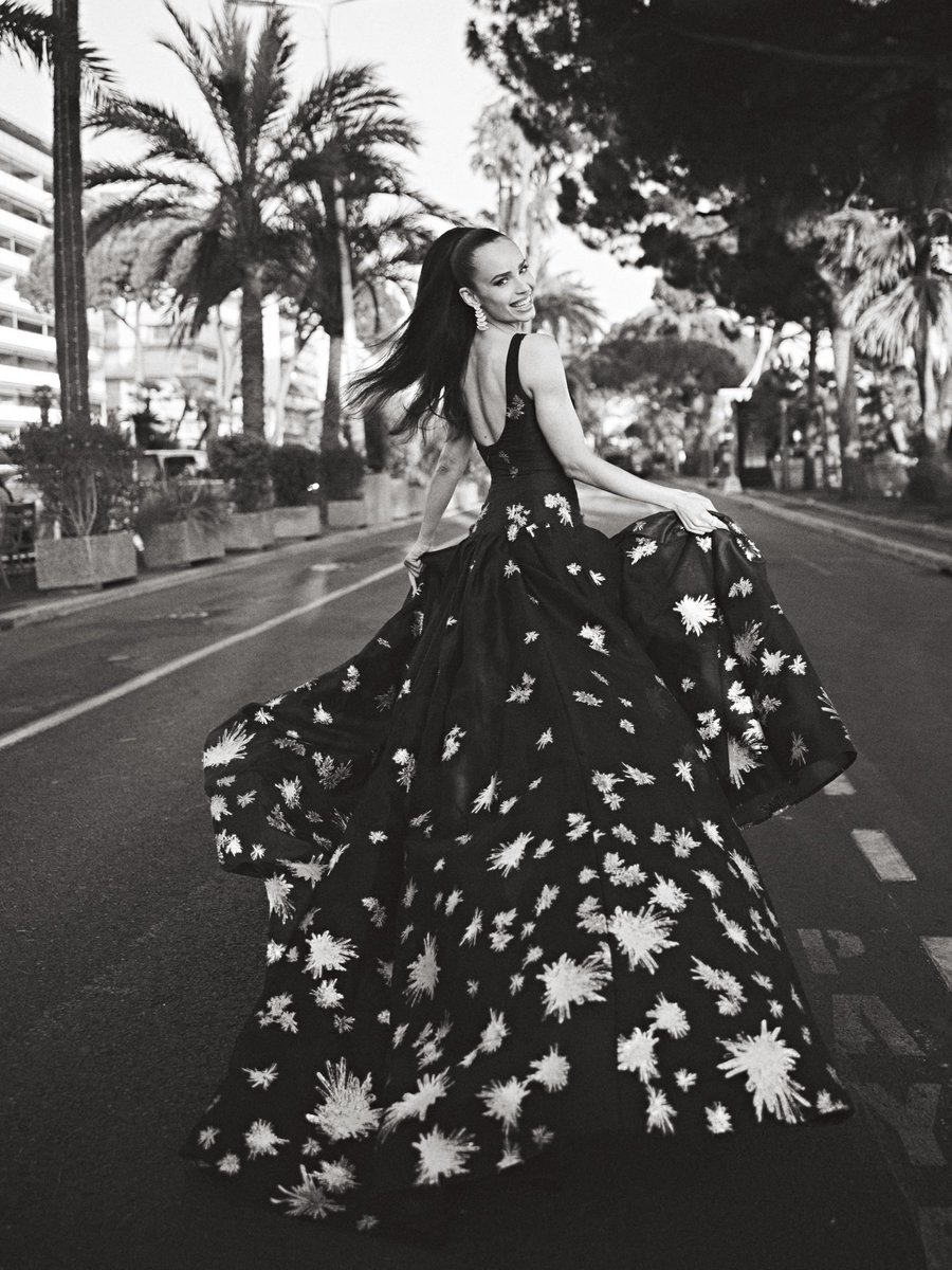 SofiaCarson's tweet photo. Cannes: A Beautiful Whirlwind. . . 
Merci avec mon coeur 🤍 https://t.co/h54jhUMml0