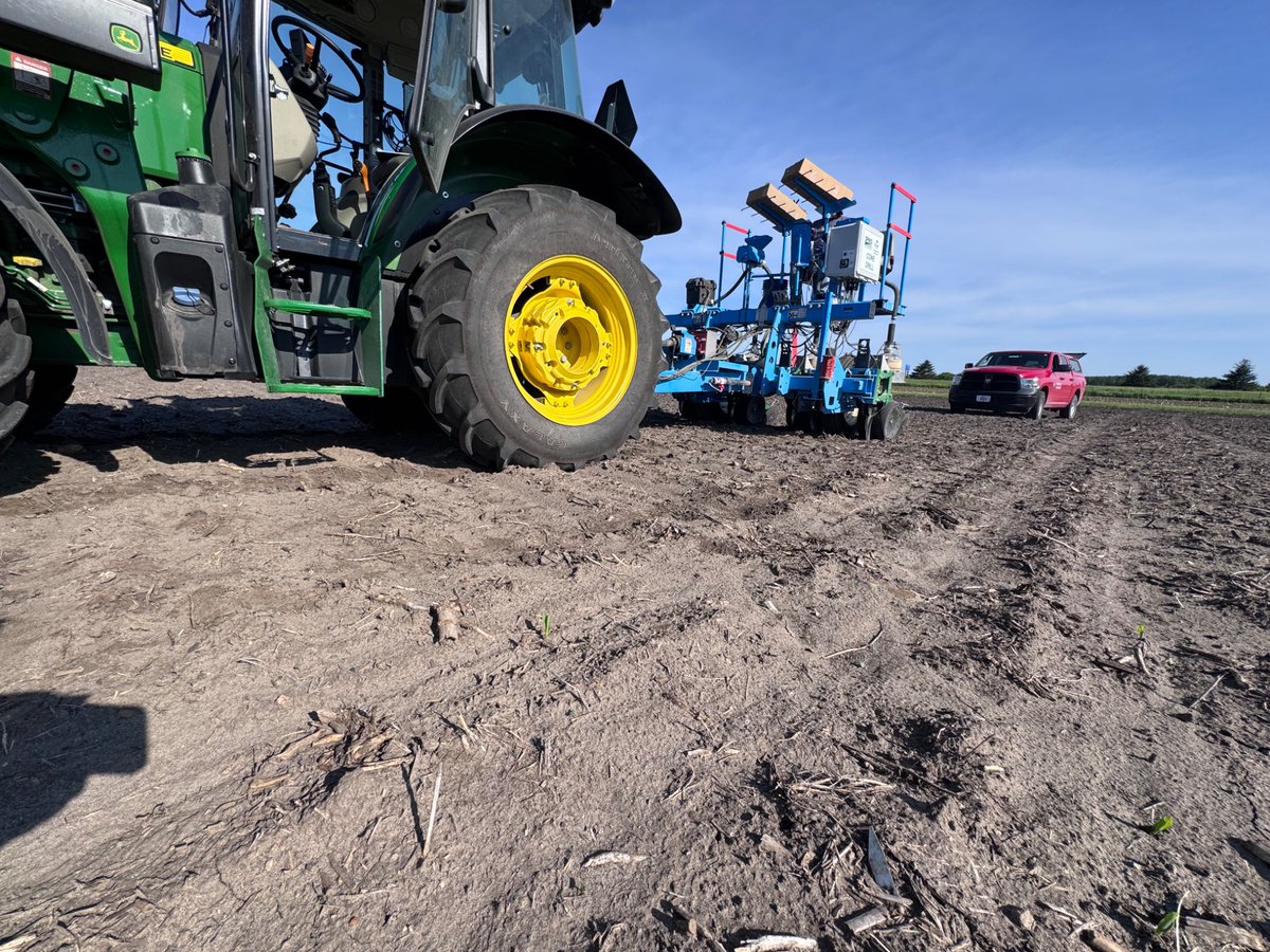 SchnableField's tweet photo. Start of day…. Machine plant next to 1st planted emerging

End of day… jab plant the delays within footprint of 1st planted https://t.co/QKVtxGRiZb