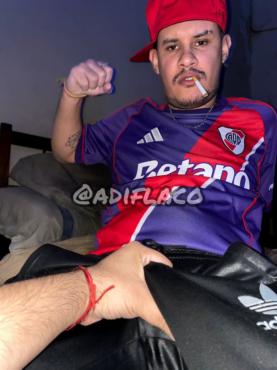 AdiFlaco's tweet photo. Así empezó @culoncito14 , se agachó y empezó a manotearme el bulto 🔥 https://t.co/wM4x8u9fKG