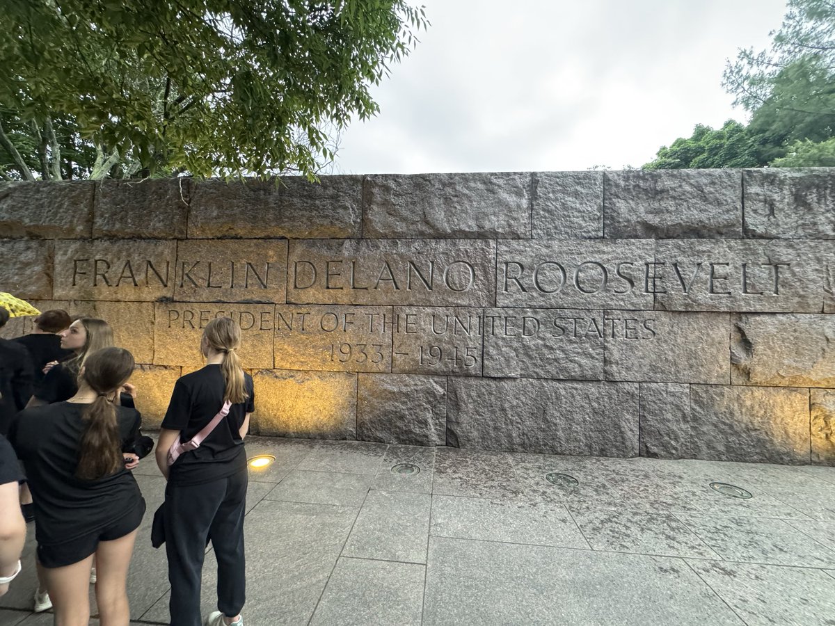 ksamples14's tweet photo. Bus #2 MLK, FDR, and Jefferson @MVMiddle https://t.co/L7b9DFt6PX