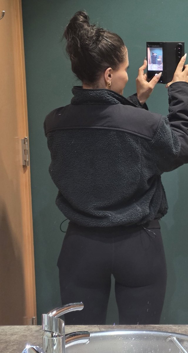 Cmll_Mrlw's tweet photo. Love wearing leggings to work ๐
But now that I am off work.... you should come chat ๐
https://t.co/MWUm7qzWKX
#ass #bigbutt #fatass #doublecheekedup #mirrorselfie #Tuesday https://t.co/HlqgaCDvqt