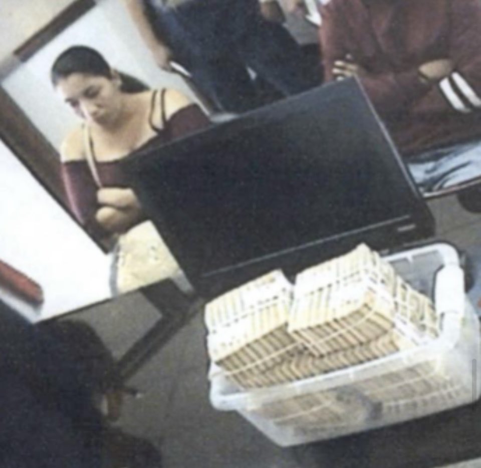 5toPoderSM's tweet photo. LAVADOR DE NERY RAMOS NO PUEDE SALIR DE LA CÁRCEL 

Pedro Alejandro Duque Soto, financista, lavador y promotor de la candidatura de Nery Abilio Ramos, solicitó medida sustitutiva para salir d esa cárcel, luego de estar prófugo de la justicia. 

Mario Hichos del Juzgado Segundo Penal, conocedor del caso de la estafa de más de Q22 millones al CHN, donde una estructura criminal integrada por al menos once personas utilizaron varias empresas de cartón para el despojo de dinero que se hizo fraccionado, ofreciendo extra financiamientos de Q400 mil aproximadamente por persona.

BOLSAS DE DINERO 

Según la investigación, el dinero era entregado en bolsas llenas de efectivo en paquetes y los beneficiados salieron del banco sin problemas, el desfalco fue captadas en videos que analizó la fiscalía.

CONTINUARÁ…