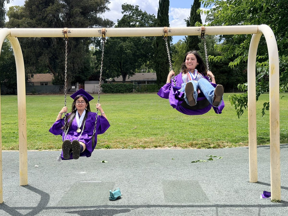 Gregory_Gardens's tweet photo. There’s something special about watching seniors walk the same elementary hallways where their journey first began. 💜🐊 From little Gators to graduating Falcons, we are so proud of who you’ve become.Once a Gator, always a Gator! Wishing all of our seniors the very best 🎓 https://t.co/uD4jpEiyOz