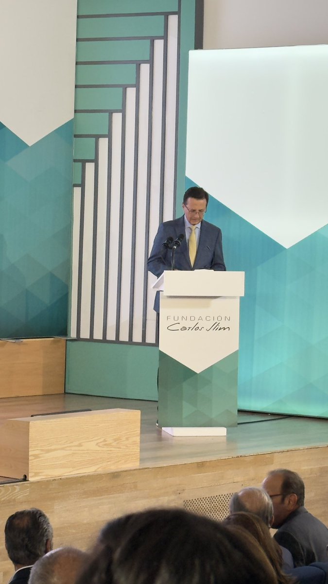 Fund_CarlosSlim's tweet photo. ¡Comenzamos! 🔴 Con el propósito de reconocer a quienes con su labor transforman la salud en América Latina, hoy entregamos los Premios en Salud 2026. Sigue la ceremonia en vivo aquí: https://t.co/Ijeq9GWfxw https://t.co/aE3UtcRr0I