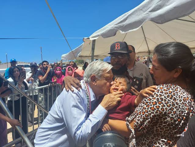 FlorDeSepasuchi's tweet photo. Escriben #tiopedófilo pero yo solo recuerdo a AMLO besando niños chiquitos en campaña. https://t.co/PMeKcwf18E