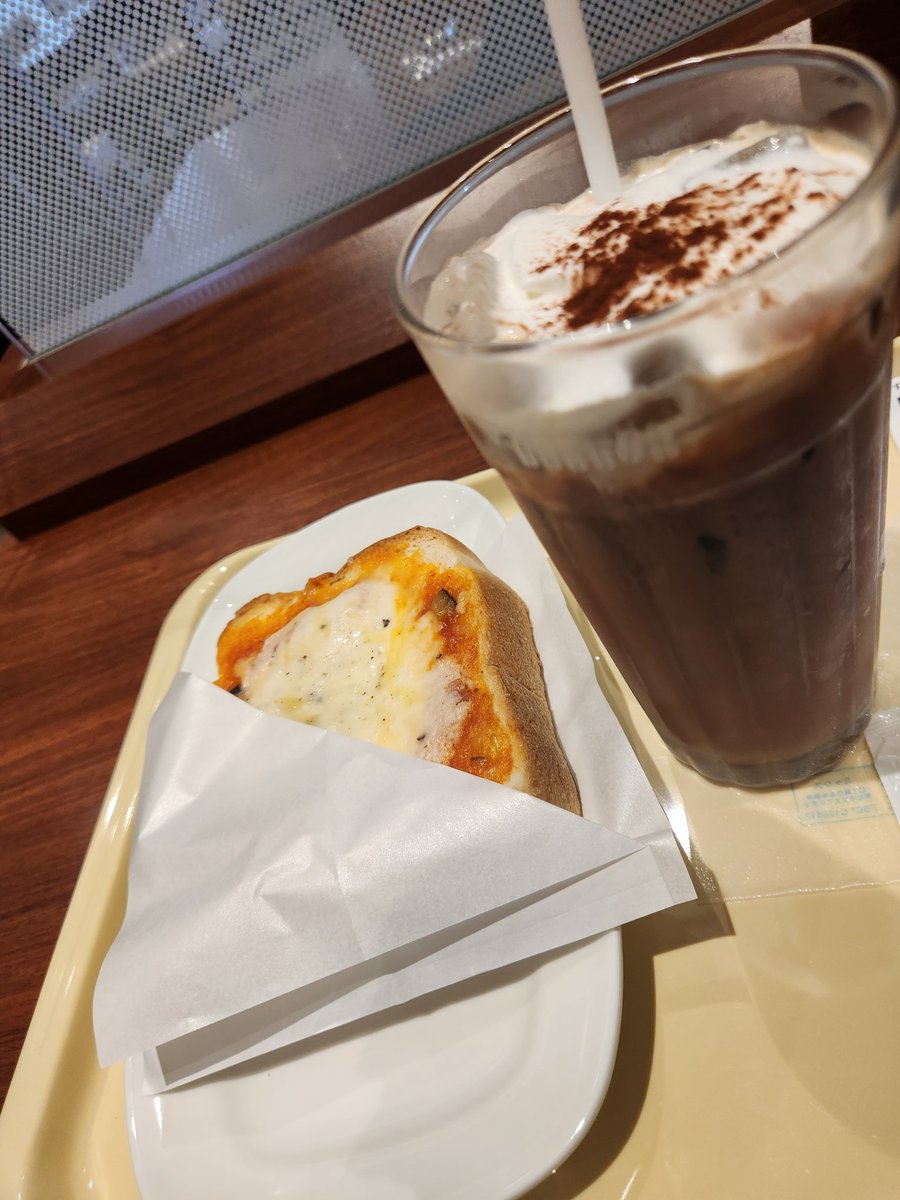 ranran723's tweet photo. 朝から用事で学校行って優雅にホットモーニング🍞☕𓈒𓏸︎︎︎︎
 #ドト活
 #DOUTOR
 #実は水こぼしてトレーはびしゃびしゃ https://t.co/4jhiYkh1DN