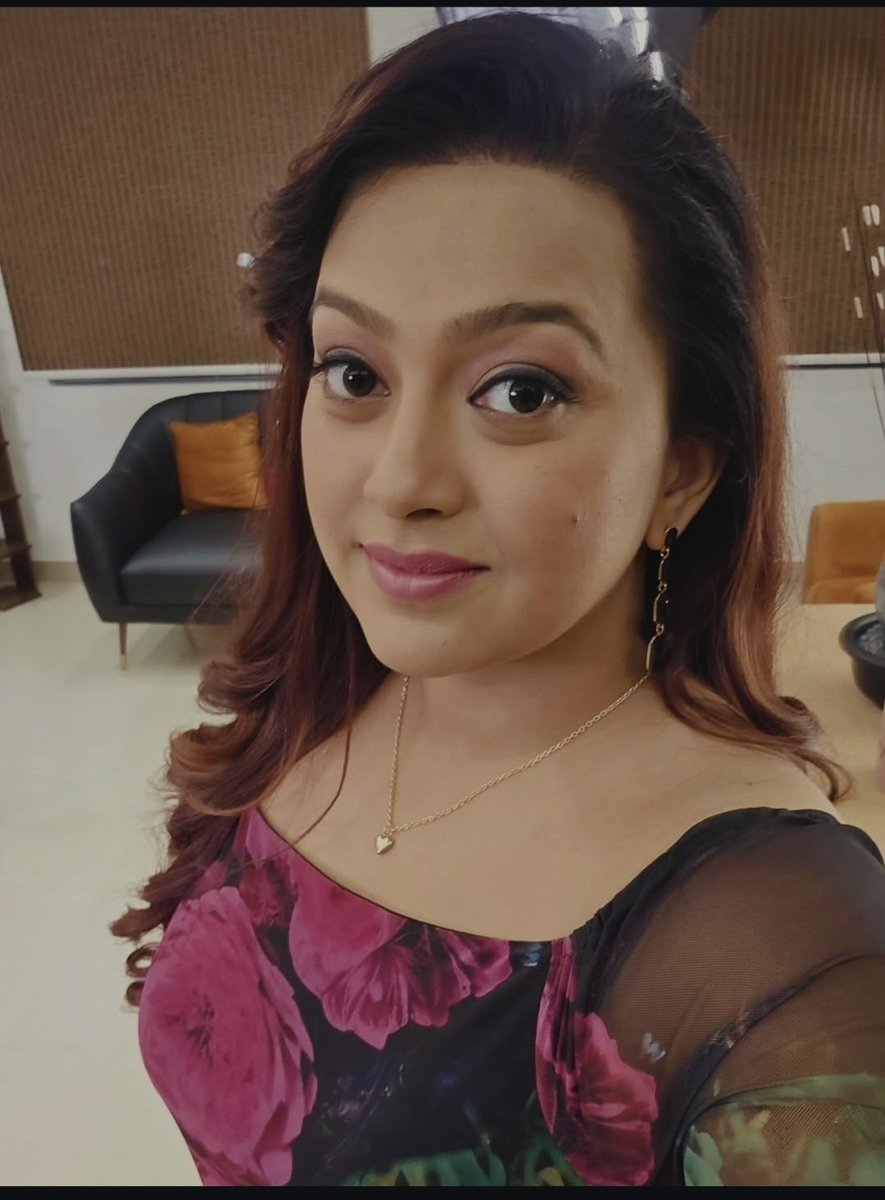 Adithya1501's tweet photo. Divorce tisukunna vallu enduku antha 🥵🔥 kanipisthaaru? https://t.co/hirZ8elQZh