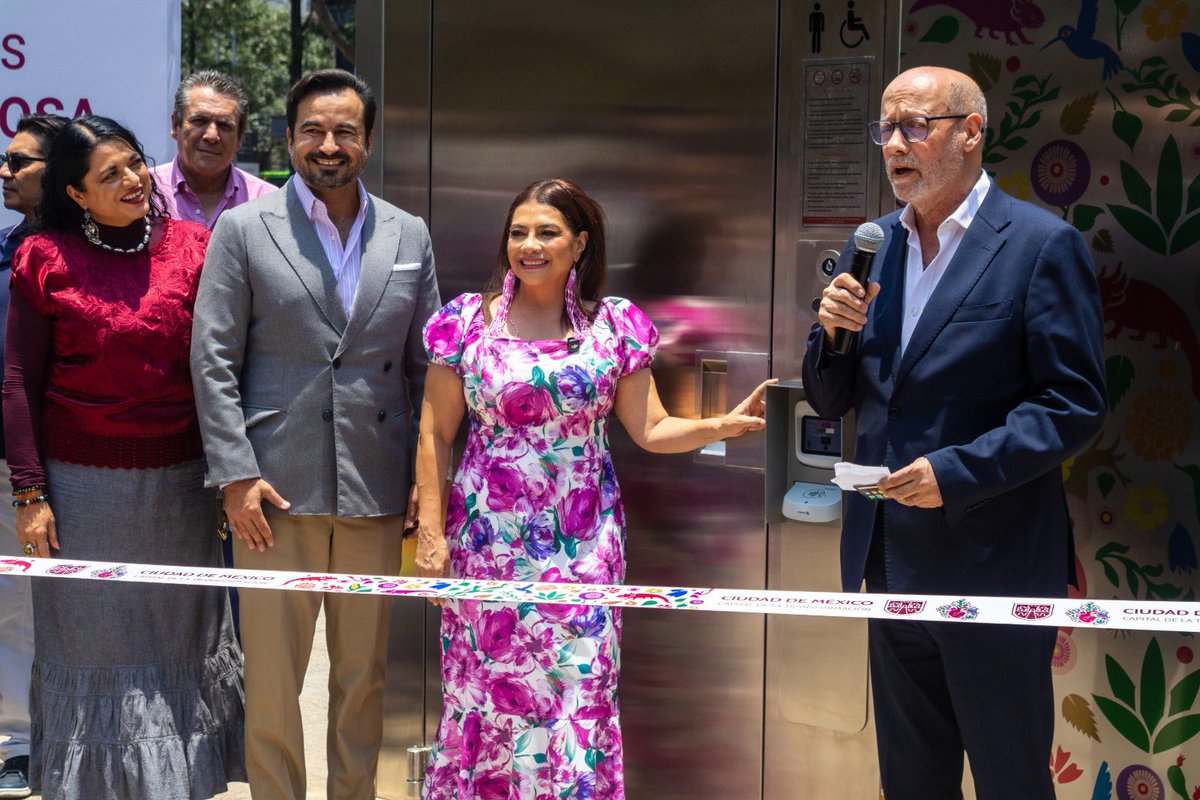 servimetcdmx's tweet photo. 🚻 Avanza la Ciudad de México con servicios públicos dignos, accesibles y modernos. 
Inician operación los primeros sanitarios públicos inteligentes 🚽, equipados con limpieza automatizada, ahorro de agua, iluminación, sensores y mantenimiento constante.
Serán 26 módulos en distintos puntos de la #CapitalDeLaTransformación
¿Ya los conoces? 
En un periodo de prueba, serán gratuitos hasta el 8 de junio.