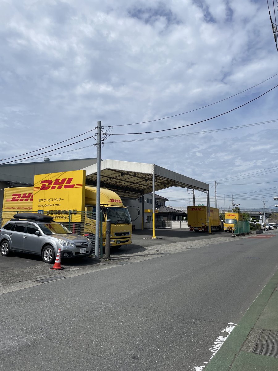 cbd_library's tweet photo. DHLの物流センターにご訪問！色彩感覚バグらせる、この世で最も目立つロゴ。マックと並んでこの黄色と赤は、最強の組み合わせです。 https://t.co/VQg5IaHItt