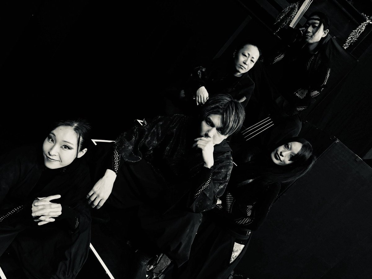 manato_izumi's tweet photo. 暗殺部隊のスパイ活動🕵️

春の国へ
翳、紅、群青を送り込んだが
...第二皇子を見つけていたとはな...
（妄想）
私も女装したかった。 https://t.co/058l6rvubW