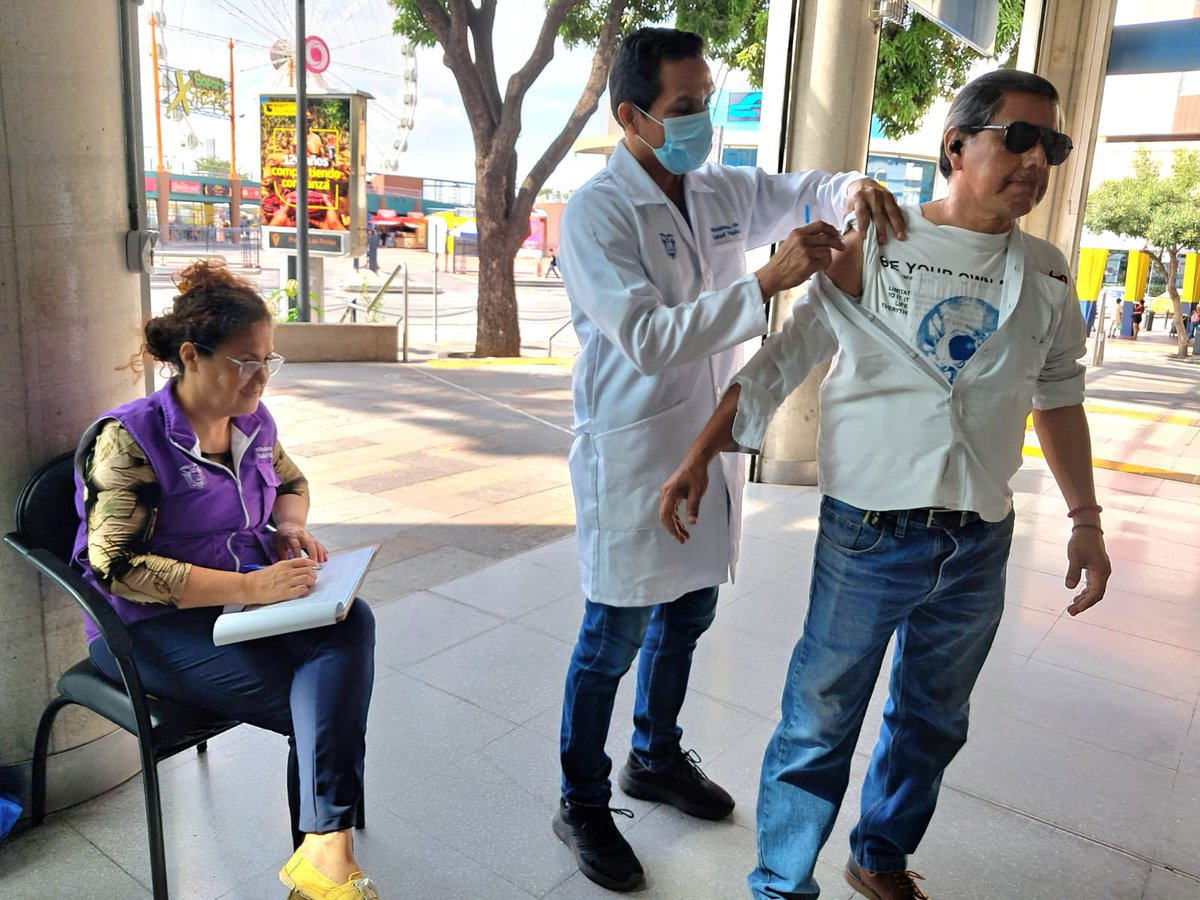 Salud_Guayas's tweet photo. #MSPEnTerritorio | En las parroquias #Roca y #Tarqui brigadas de @Salud_Ec recorren zonas de mayor concurrencia ciudadana para inmunizar a la población 🧓 🧑 👶 💉 contra enfermedades como influenza, sarampión, rubéola, tétanos y esquema regular de vacunación. https://t.co/wBlYz5sklx