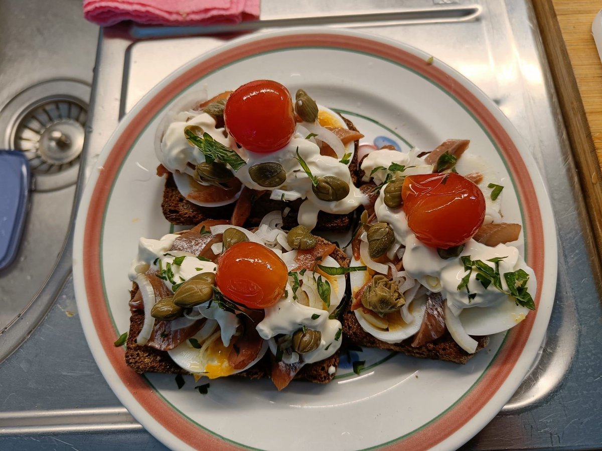 HilpoJuhana's tweet photo. Coffee Time

Herring Sandwiches

Ingredients: toasted rye bread, butter, egg, restaurant-style herring fillets, sour cream, onion, capers, pickled cherry tomatoes, and flat-leaf parsley.

#herringsandwiches #sourdough #hapanjuuri #ruisleipä #silli https://t.co/QvKV7kq8PQ