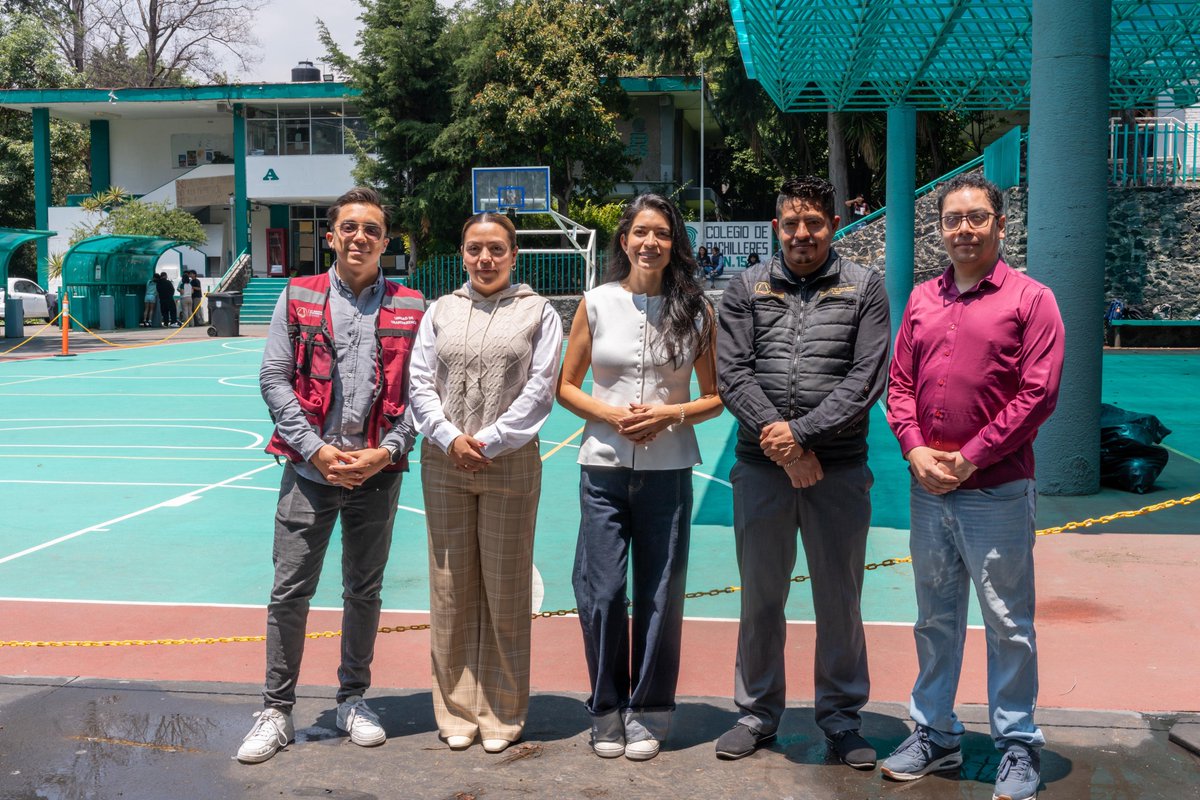 InfoCdMex's tweet photo. 💻📲 Entre memes, chats, videojuegos y redes sociales también se construye nuestra identidad digital… y aprender a cuidarla es parte de crecer en internet.
Como parte de la colaboración entre el #INFOCDMX y @ALaMagdalenaC, se llevó a cabo el Taller de “Protección de Datos Personales y Violencia Digital” con estudiantes del @CdeBachilleres Plantel 15.
La actividad contó con la participación de la Comisionada Presidenta del #INFOCDMX, @lauraenriquezr, y de la Secretaria Ejecutiva, @sariadna, quienes conversaron con las y los estudiantes sobre los riesgos que existen en espacios digitales y cómo pequeñas acciones en línea pueden tener consecuencias reales.
Durante el taller se abordaron temas como ciberacoso, sextorsión, suplantación de identidad, deepfakes y difusión de contenido sin consentimiento, además de compartir recomendaciones prácticas para proteger datos personales, usar redes sociales de forma más segura y actuar frente a situaciones de violencia digital.
#ElInfoSigue ✨