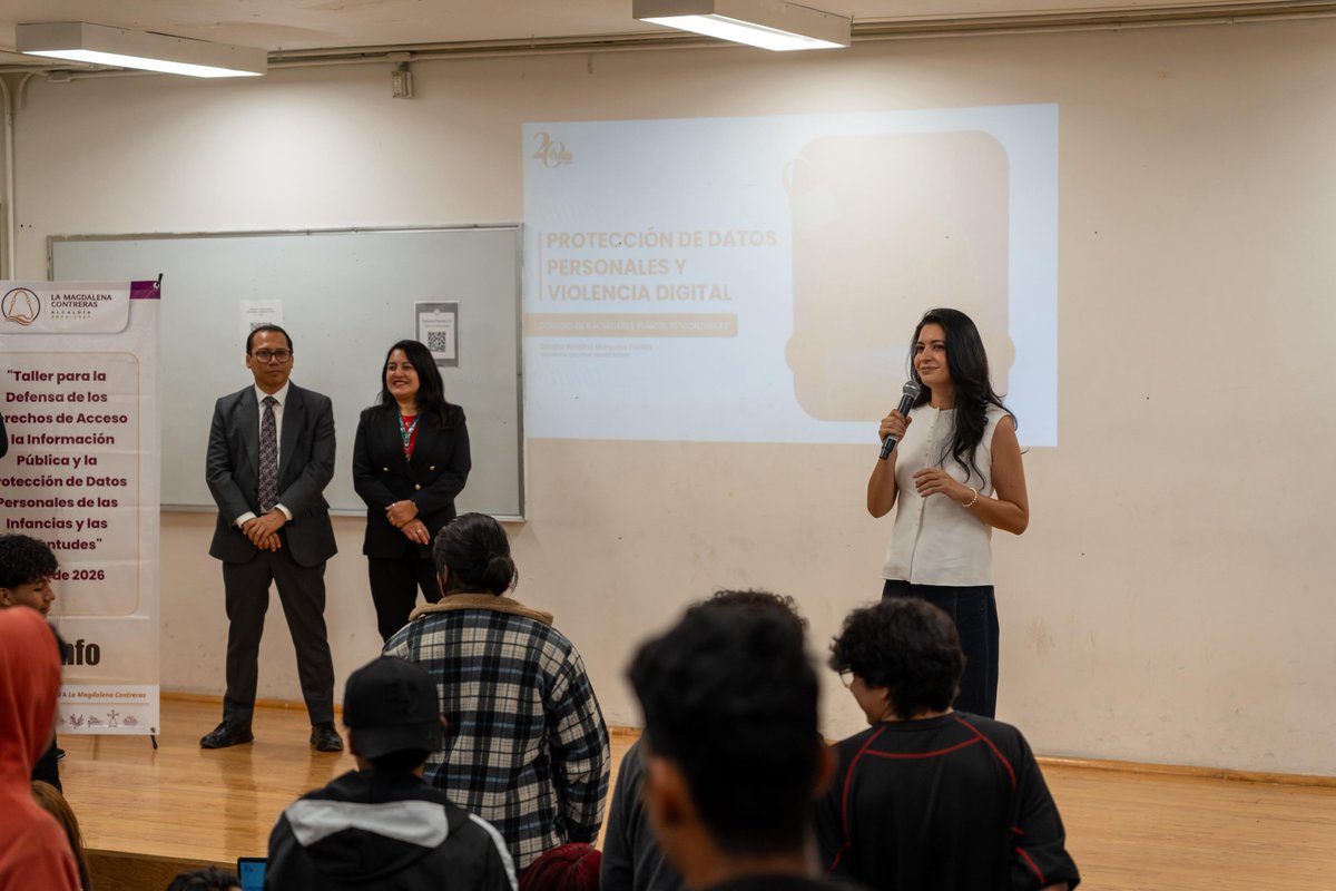 InfoCdMex's tweet photo. 💻📲 Entre memes, chats, videojuegos y redes sociales también se construye nuestra identidad digital… y aprender a cuidarla es parte de crecer en internet.
Como parte de la colaboración entre el #INFOCDMX y @ALaMagdalenaC, se llevó a cabo el Taller de “Protección de Datos Personales y Violencia Digital” con estudiantes del @CdeBachilleres Plantel 15.
La actividad contó con la participación de la Comisionada Presidenta del #INFOCDMX, @lauraenriquezr, y de la Secretaria Ejecutiva, @sariadna, quienes conversaron con las y los estudiantes sobre los riesgos que existen en espacios digitales y cómo pequeñas acciones en línea pueden tener consecuencias reales.
Durante el taller se abordaron temas como ciberacoso, sextorsión, suplantación de identidad, deepfakes y difusión de contenido sin consentimiento, además de compartir recomendaciones prácticas para proteger datos personales, usar redes sociales de forma más segura y actuar frente a situaciones de violencia digital.
#ElInfoSigue ✨