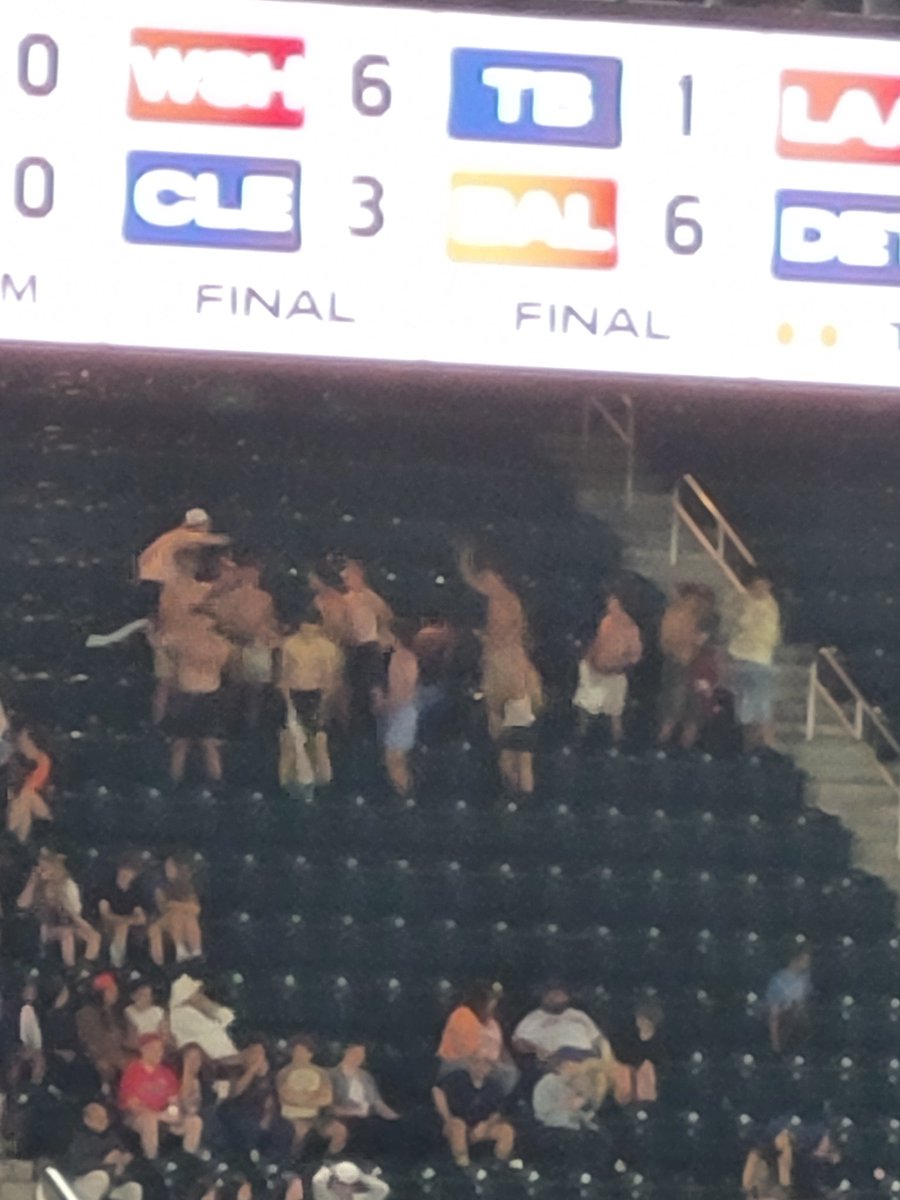 PsuMetsFan's tweet photo. @SickosCommittee the @Mets have shutdown an attempt at a tarps off section, please excuse my grainy picture, but do not excuse this being shutdown @SickosOfSummer https://t.co/0nsAXKmfge