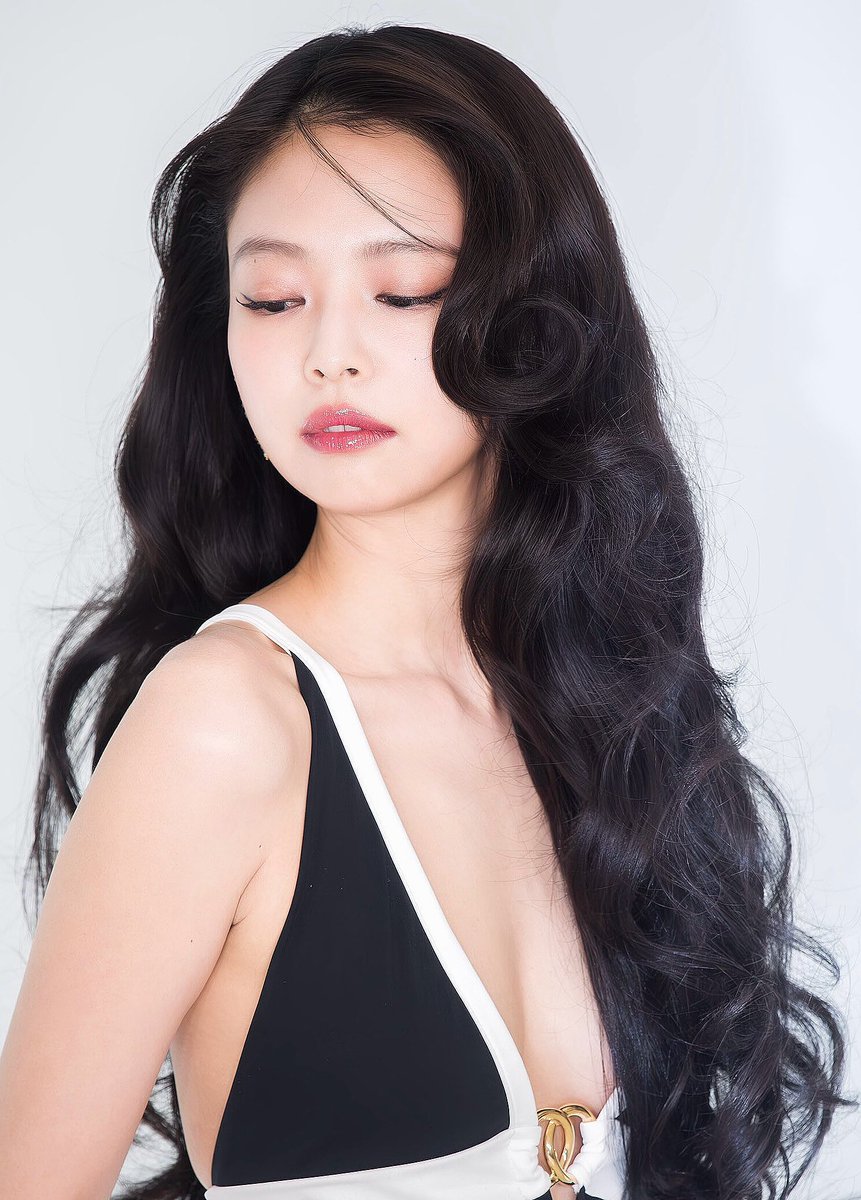 jenfilesx's tweet photo. everything about this look is so insane https://t.co/WzitM71DL3
