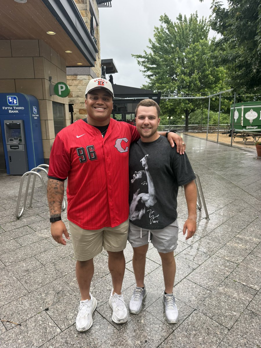 thejunglesource's tweet photo. @JoeGoodberry @Firststarlog Met him walking around Cincy Sunday super good dude https://t.co/GOtzYUkOyC
