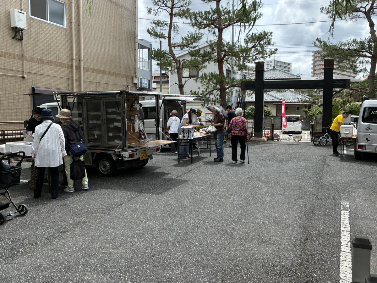 koudou48's tweet photo. おはようございます。毎週火曜日拙寺で開催している｢門前朝市｣も今年で5年目になりだいぶ定着してきました。かつては賑わった商店街も今では食料品店も全く無くなり、高���化の加速により買い物難民が増えて来たので始めました。今ではお年寄りの楽しみと大切なコミュニケーションの場となってます。 https://t.co/l51v4xkiLI